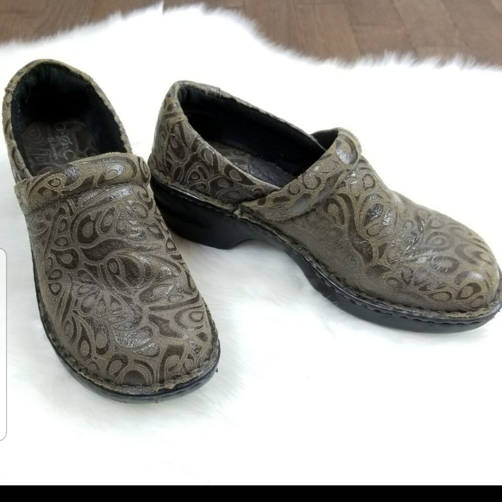 women's Boc born clogs mules brown size 6
